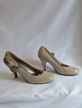Women's Cream Bow Accent Mid Heels